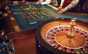 Three dice showing on Sic Bo Dadu table with winning bets highlighted